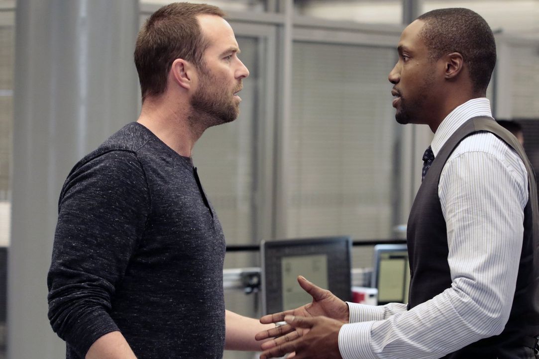 Reade (Rob Brown, r.) trägt schwer an einem Geheimnis, das er seit geraumer Zeit vor Weller (Sullivan Stapleton, l.) versteckt hält. Jetzt ist die Z... - Bildquelle: Warner Brothers