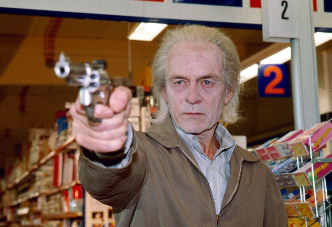 Immer wieder kommt es zu Überfällen auf Supermärkte und Banken. Der Täter (Joachim Bissmeier) ist ein alternder Verwandlungskünstler, der immer... - Bildquelle: Sat.1