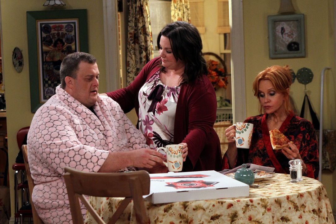 Ein ganz besonderes Frühstück: Mike (Billy Gardell, l.), Molly (Melissa McCarthy, M.) und Joyce (Swoosie Kurtz, r.) ... - Bildquelle: Warner Bros. Television