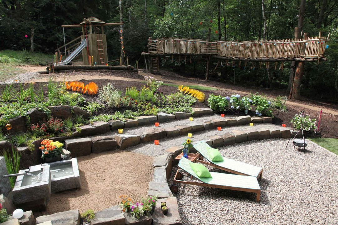 In "SOS Garten" werden die schlimmsten Gärten Deutschlands mit vereinten Kräften in ein blühendes Paradies verwandelt. - Bildquelle: SAT.1