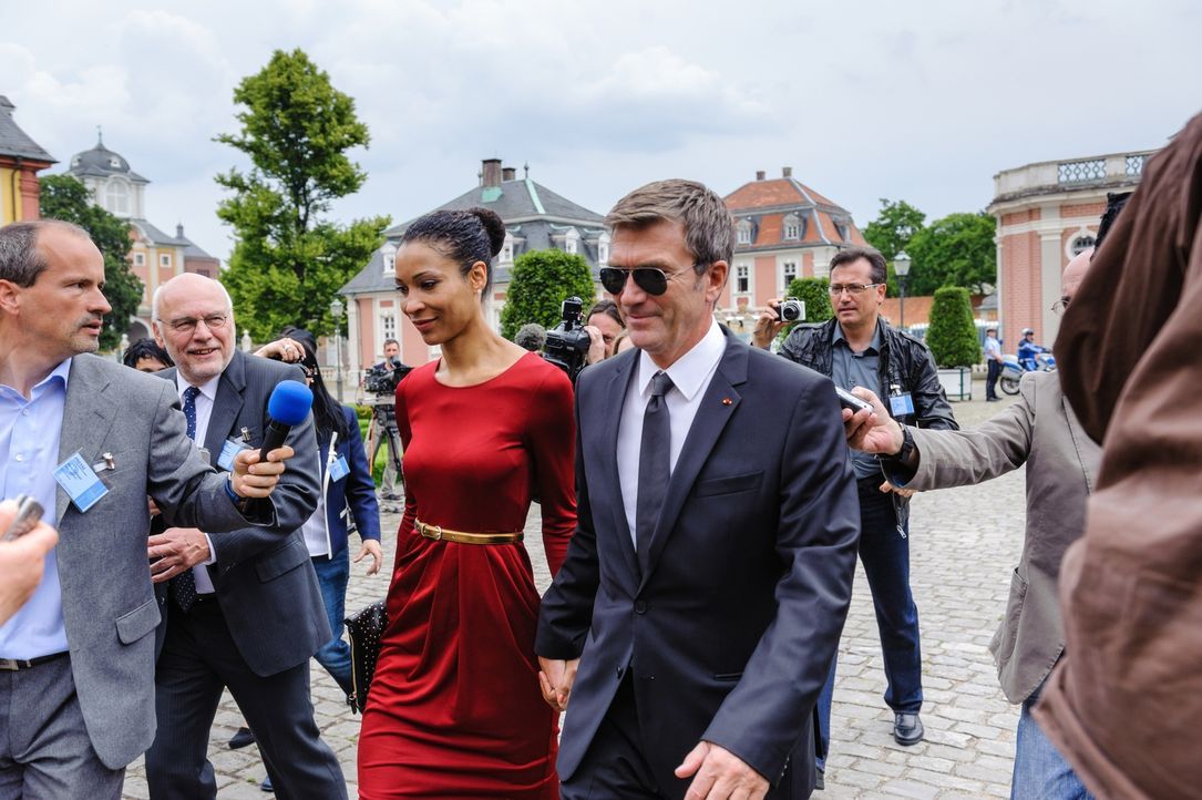 Als der neu gewählte französische Präsident Guy Dupont (Philippe Caroit, r.) mit seiner Begleiterin Bianca (Annabelle Mandeng, 3.v.l.) auf dem europ... - Bildquelle: Stefan Erhard SAT. 1