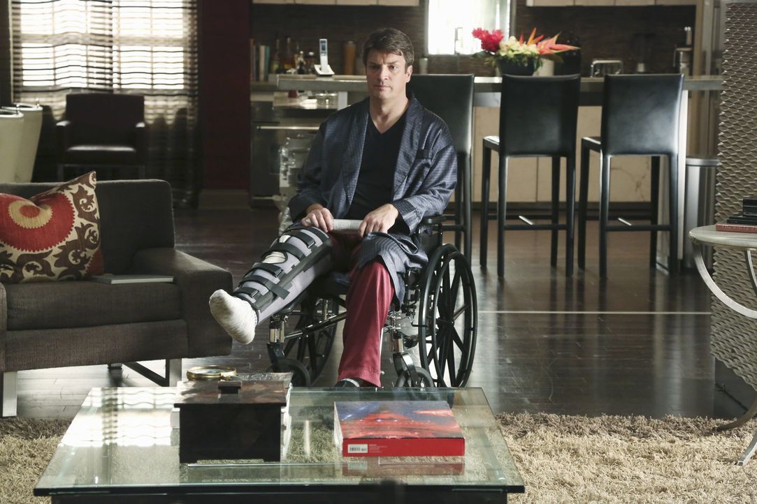 Allein und gehandicapt sitzt Castle (Nathan Fillion) in seiner Wohnung und langweilt sich fast zu Tode ... - Bildquelle: ABC Studios