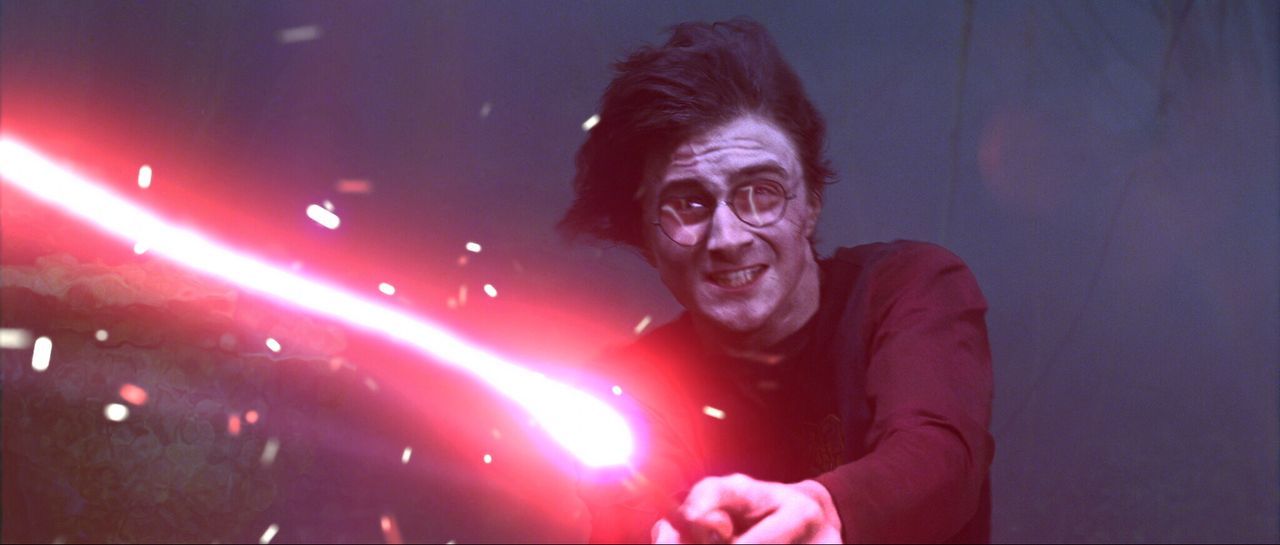 Das große Abenteuer beginnt, als der Feuerkelch Harry Potters (Daniel Radcliffe) Namen freigibt und er damit Teilnehmer eines gefährlichen Wettbewer... - Bildquelle: 2005 Warner Bros. Ent. Harry Potter Publishing Rights. J.K.R.