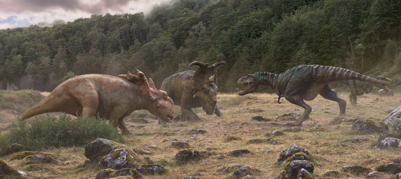 Der überaus flinke Gorgosaurus (r.) macht sich die eh schon beschwerliche Reise der Fleischfresser zu nutzen und greift Bruto (M.) an. Als Patchi (l... - Bildquelle: 2013 Constantin Film Verleih GmbH.