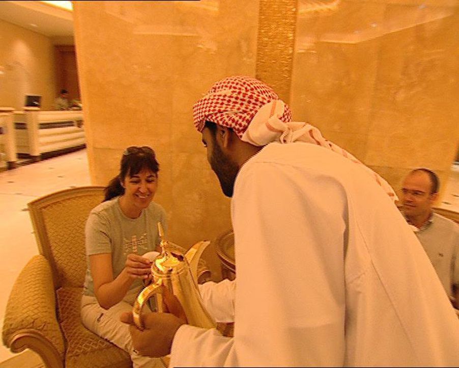 Das Emirates Palace in Abu Dhabi ist das teuerste Hotel der Welt. "24-Stunden"-Autor Wolfgang Stoltz hat eine Woche lang das Leben im Emirates Palac... - Bildquelle: Sat.1