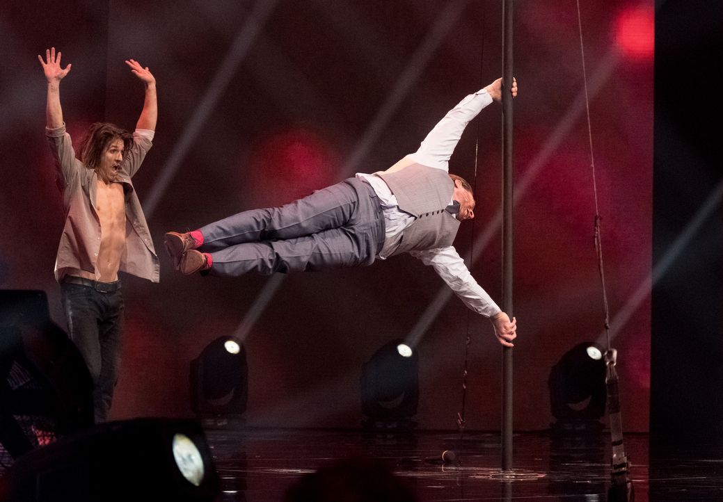 Rémi Martin (l.) lässt auch Sasha (r.) am "Chinesischen Mast" flattern ... - Bildquelle: Stefan Hobmaier SAT.1