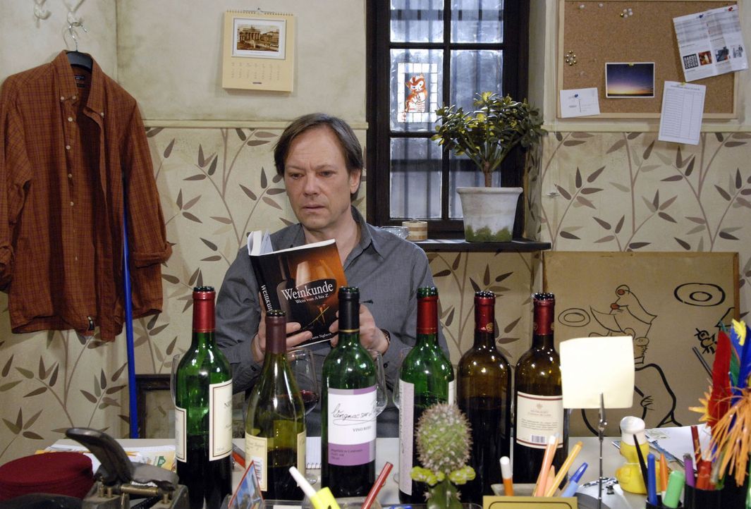 Armin (Rainer Will) bereitet sich angestrengt auf den Wein-Verkaufswettbewerb vor. - Bildquelle: Sat.1