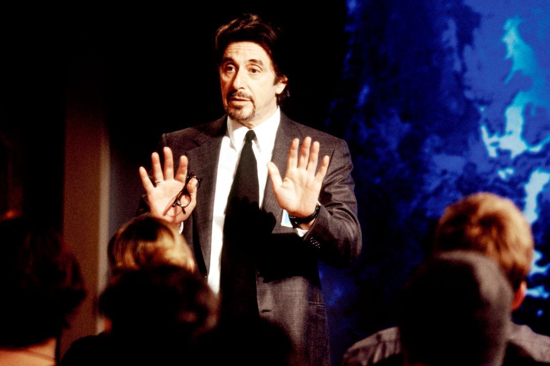 Geschickt agiert CIA-Agent Walter Burke (Al Pacino) als Puppenspieler und Drahtzieher, der seine Schäfchen dahin bringt, wo er sie haben möchte ... - Bildquelle: Kerry Hayes © 2003 Spyglass Entertainment Group, LP. All Rights Reserved. / Kerry Hayes