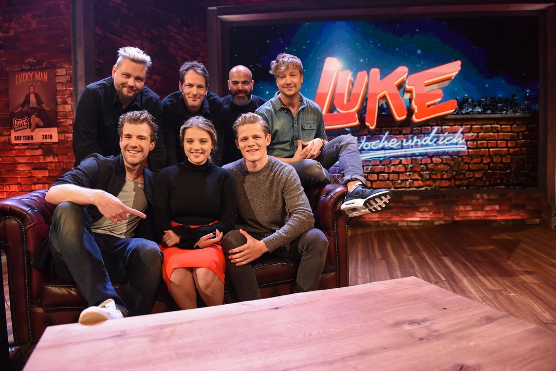 Schulparty bei "LUKE! Die Woche und ich"? In seiner preisgekrönten Comedy-Show begrüßt Luke Mockridge (vorne links) diese Woche die beiden Schauspie... - Bildquelle: Steffen Z. Wolff SAT.1