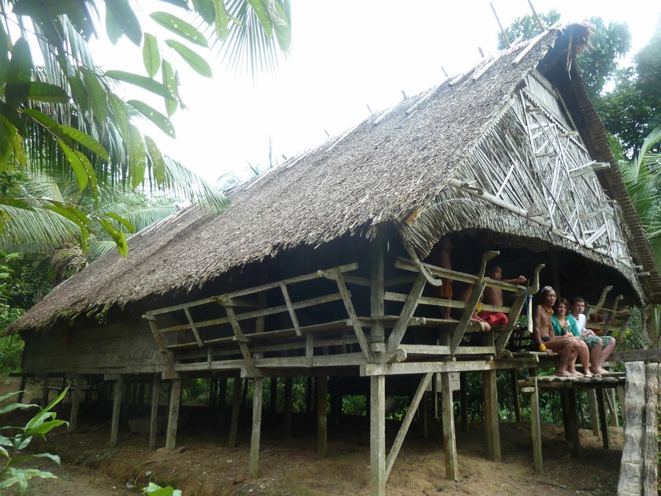 Zwei rebellische Teenager sollen bei den Mentawai-Indianern auf Siberut Island tief im Indonesischen Dschungel und fernab der Zivilisation zur Vernu... - Bildquelle: SAT.1