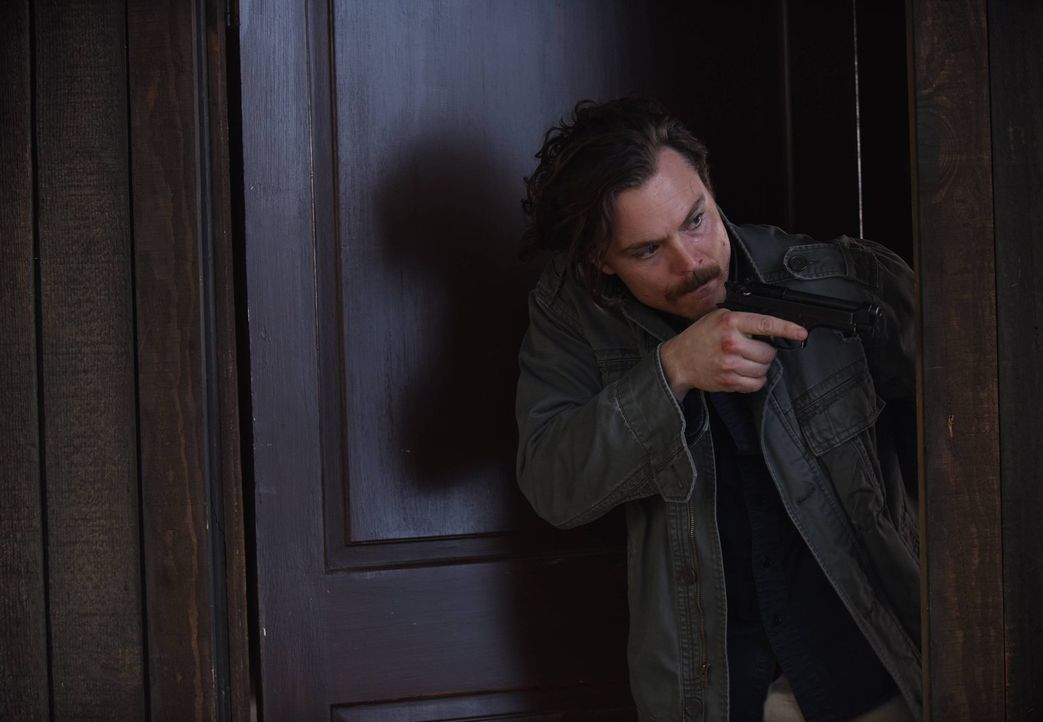 Muss eine schockierende Entdeckung bezüglich Mirandas Tod machen: Riggs (Clayne Crawford) ... - Bildquelle: 2016 Warner Brothers