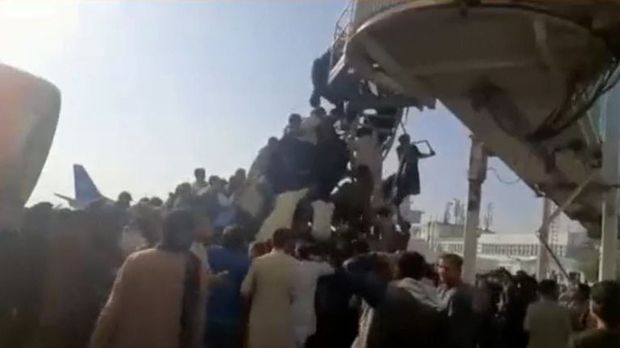 Taliban-Ankunft in Kabul: Chaotische Szenen am Flughafen
