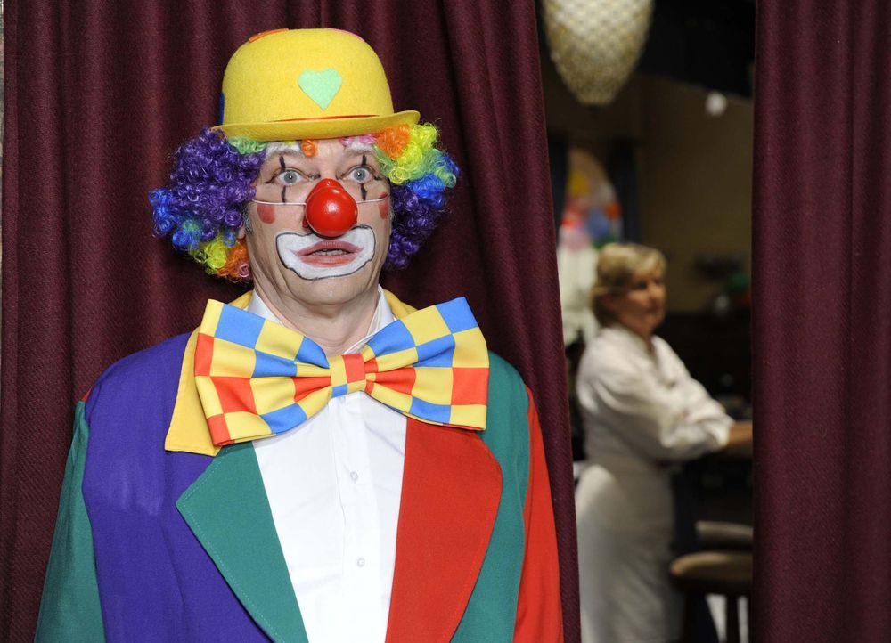 Als Maik kurzfristig bei seinem Mutter-Kind-Brunch der Clown absagt, springt Armin (Rainer Will, l.) spontan als Ersatzclown ein - und öffnet damit... - Bildquelle: Sat.1