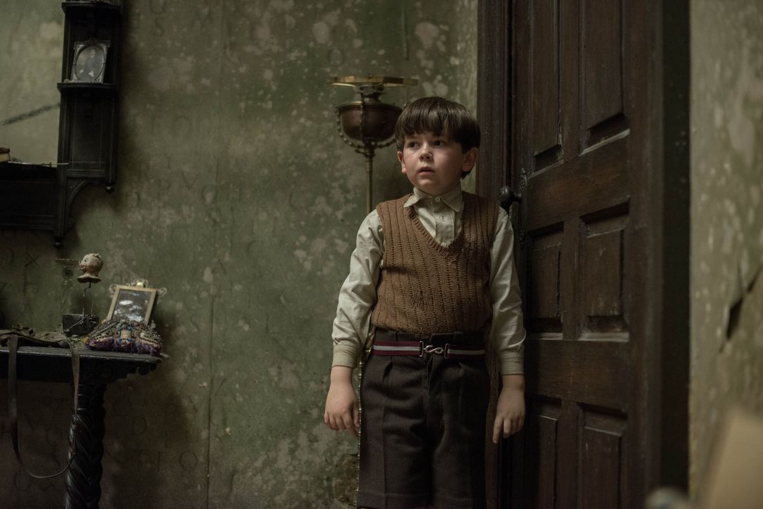 Seit der kleine Edward (Oaklee Pendergast) seine Eltern durch einen Bombenangriff verloren hat, zieht er sich immer weiter zurück. Doch nachdem er i... - Bildquelle: Nick Wall Angelfish Films Limited 2014 Photo / Nick Wall