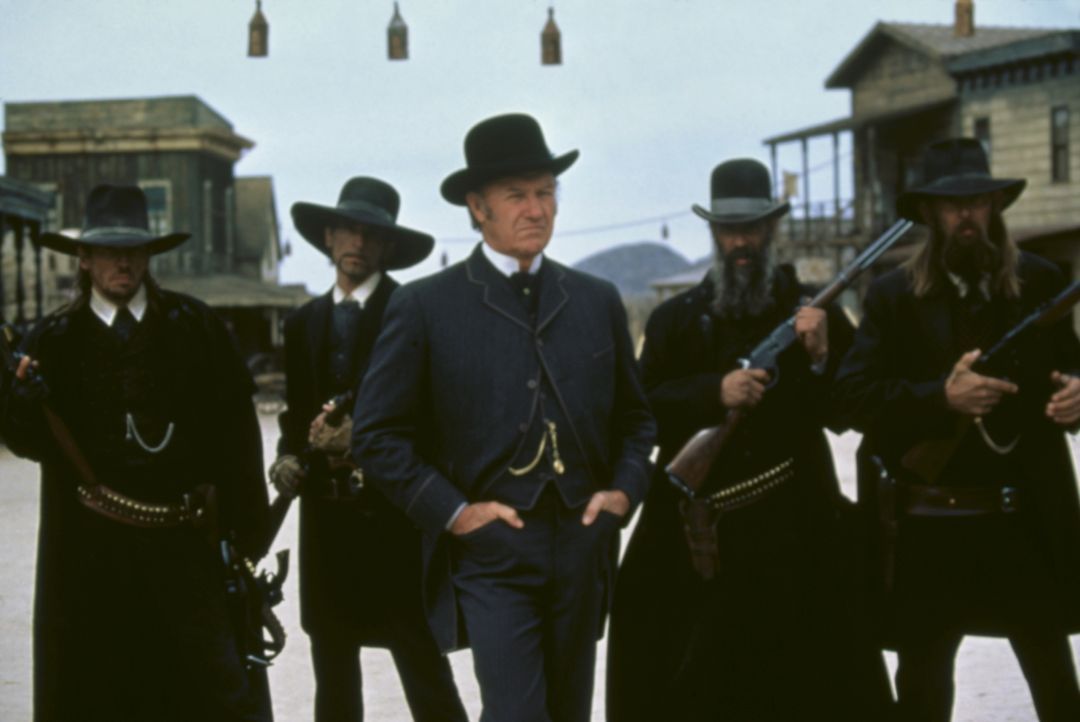 Der fiese Herod (Gene Hackman, M.) ist der selbsternannte Bürgermeister und Sheriff der Westernstadt Redemption. Mit seiner skrupellosen Bande terro... - Bildquelle: Columbia TriStar Film