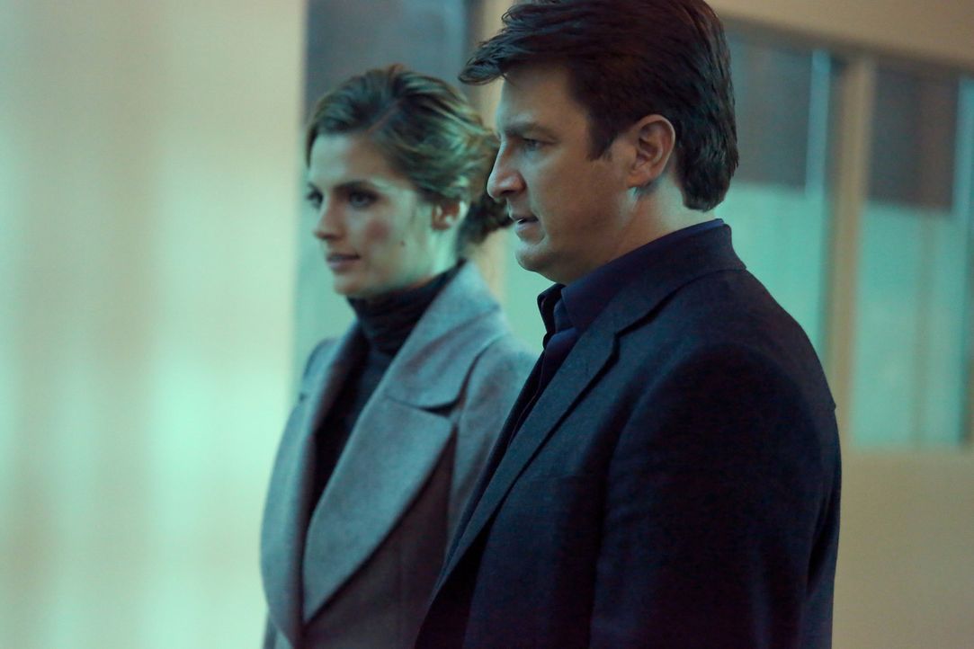 Ein Fall, bei dem sich eine Frau zu Tode erschreckt hat, beschäftigt Castle (Nathan Fillion, r.) und Beckett (Stana Katic, l.) ... - Bildquelle: ABC Studios