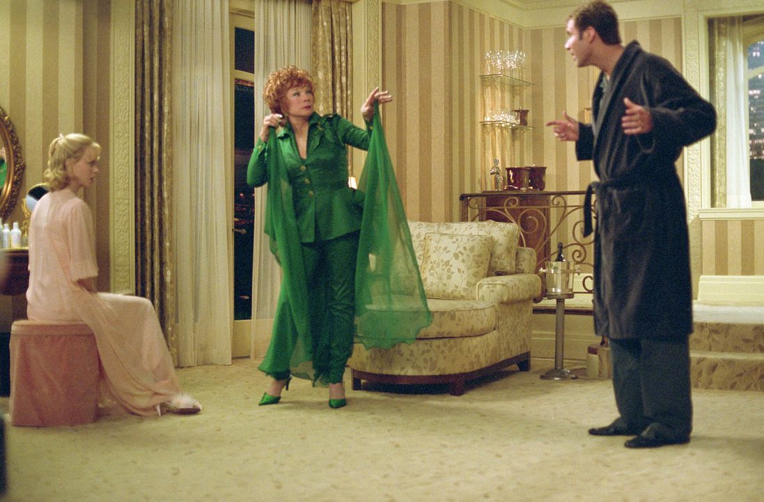 Gemeinsam stehen Isabel (Nicole Kidman, l.), Jack (Will Ferrell, r.) und Iris (Shirley MacLaine, M.) für ein Remake der legendären Fernsehserie "V... - Bildquelle: 2005 Columbia Pictures Industries, Inc. All Rights Reserved.
