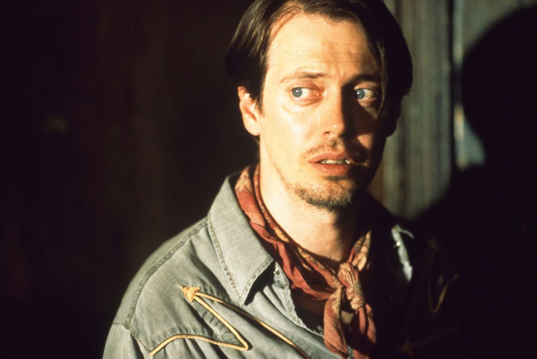 Auch wenn ihm zunächst keiner zuhört, erzählt der schmächtige Buscemi (Steve Buscemi) die Geschichte von "El Mariachi" ... - Bildquelle: Columbia Pictures