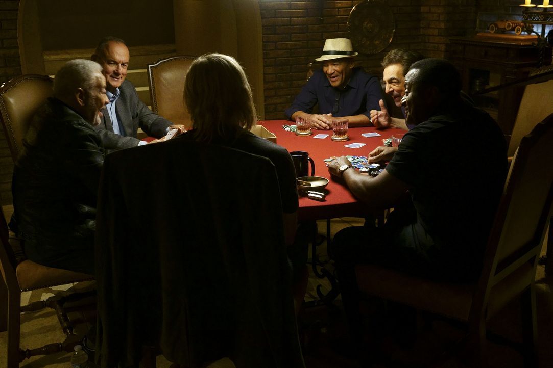 Nachdem das Team einen neuen Fall untersucht hat, wartet ein Männer-Pokerabend auf einen Teil davon: Bill Withers (Bill Withers, l.), Joe Walsh (Joe... - Bildquelle: Monty Brinton ABC Studios