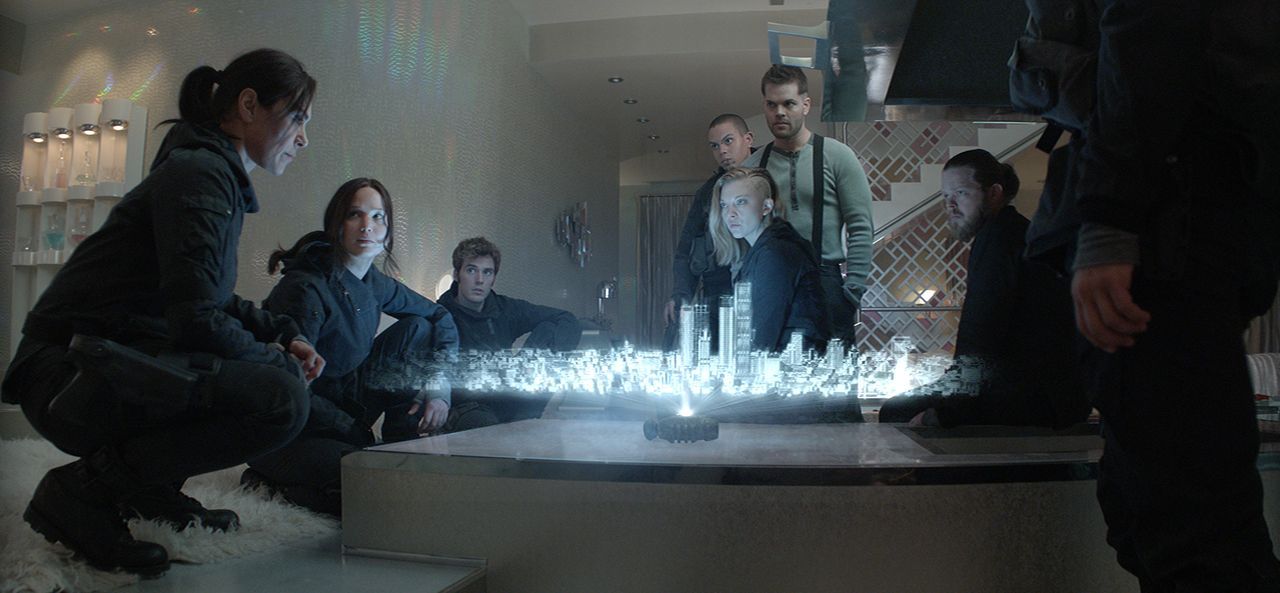 Wollen sich in einer letzten geheimen Mission mitten ins Capitol wagen, um Präsident Snow zu töten (v.l.n.r.): Lieutenant Jackson (Michelle Forbes),... - Bildquelle: TM & © 2015 Lions Gate Entertainment Inc. All rights reserved.