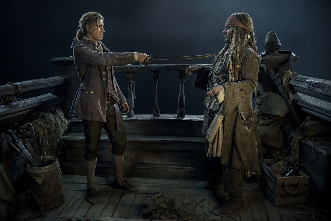 Henry Turner (Brenton Thwaites, l.); Captain Jack Sparrow (Johnny Depp, r.) - Bildquelle: Peter Mountain Disney Enterprises, Inc. All Rights Reserved. / Peter Mountain
