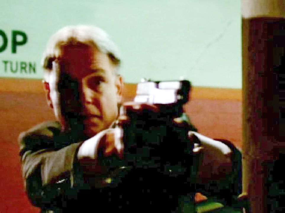 Gibbs (Mark Harmon) gibt McGee Feuerschutz ... - Bildquelle: CBS Television