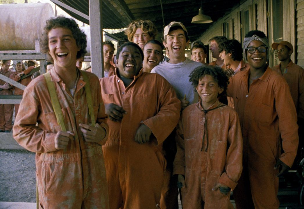 Der Junge Stanley (Shia LaBeouf, vorne, l.) wird, nachdem er beschuldigt wurde, ein paar Turnschuhe geklaut zu haben, in ein Straflager gebracht, wo... - Bildquelle: Buena Vista Pictures Distribution