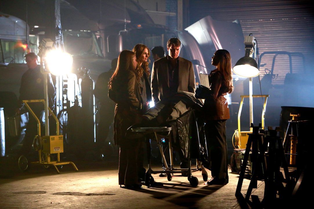 Beckett (Stana Katic, 2.v.l.) leitet eine geheime Ermittlung, um den Mörder ihrer Mutter zu finden. Doch die Dinge laufen aus dem Ruder, als ein Man... - Bildquelle: 2014 American Broadcasting Companies, Inc. All rights reserved.
