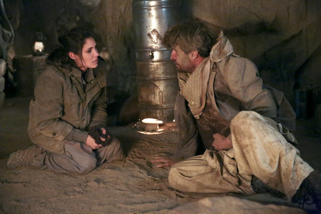 Kensi (Daniela Ruah, l.) wird von den Taliban in einer Höhle festgehalten. Deren eigentliches Ziel ist jedoch ihr Ex-Verlobter Jack (Matthew Del Neg... - Bildquelle: CBS Studios Inc. All Rights Reserved.
