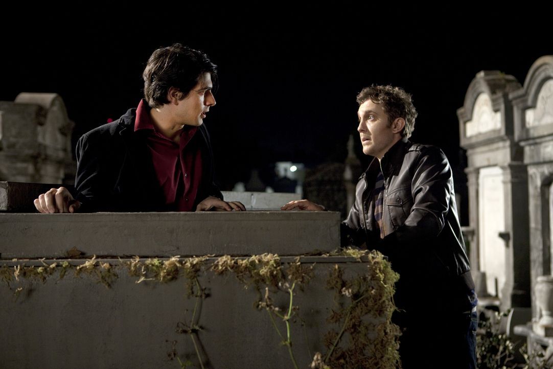 Allen Widrigkeiten zum Trotz machen sich Dylan Dog (Brandon Routh, l.) und sein inzwischen untoter Partner Marcus (Sam Huntington, r.) auf, das gefä... - Bildquelle: Kinowelt GmbH