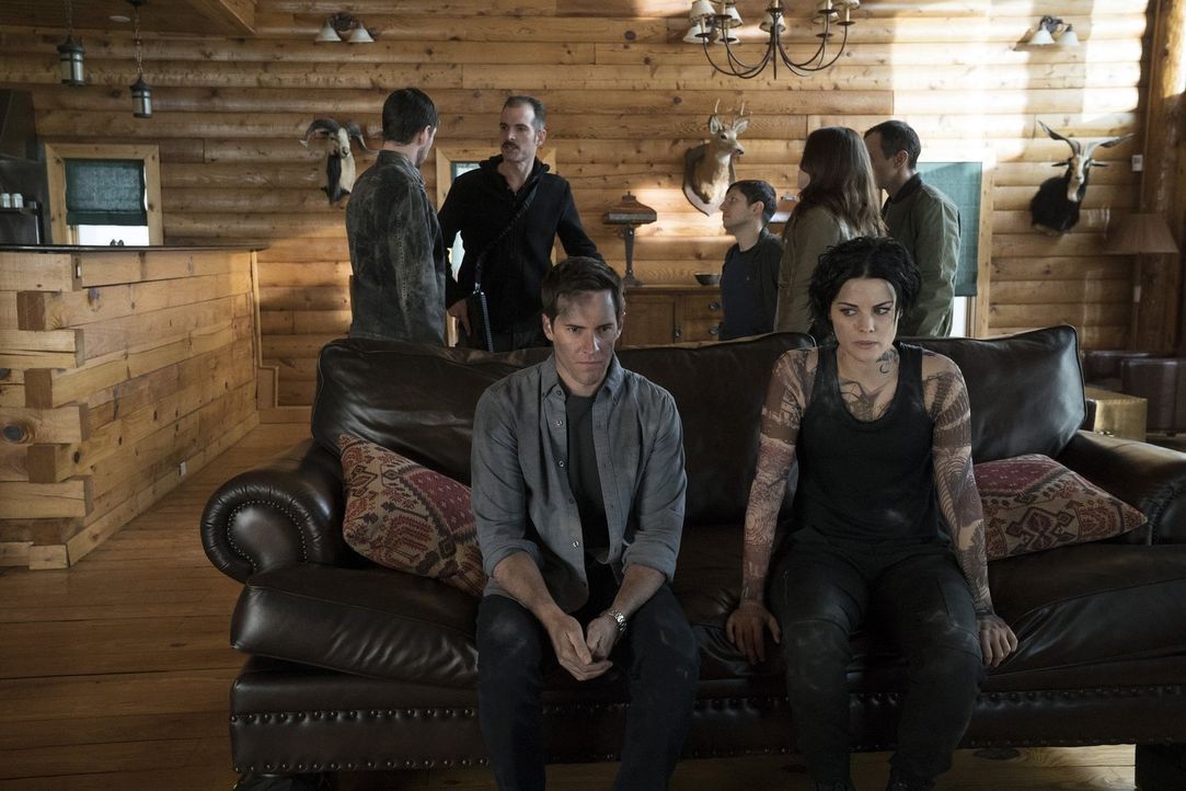 Eigentlich wollten Jane (Jaimie Alexander, vorne r.) und ihre neue Flamme Oliver (Jonathan Patrick Moore, vorne l.) einen romantischen Abend verbrin... - Bildquelle: Warner Brothers