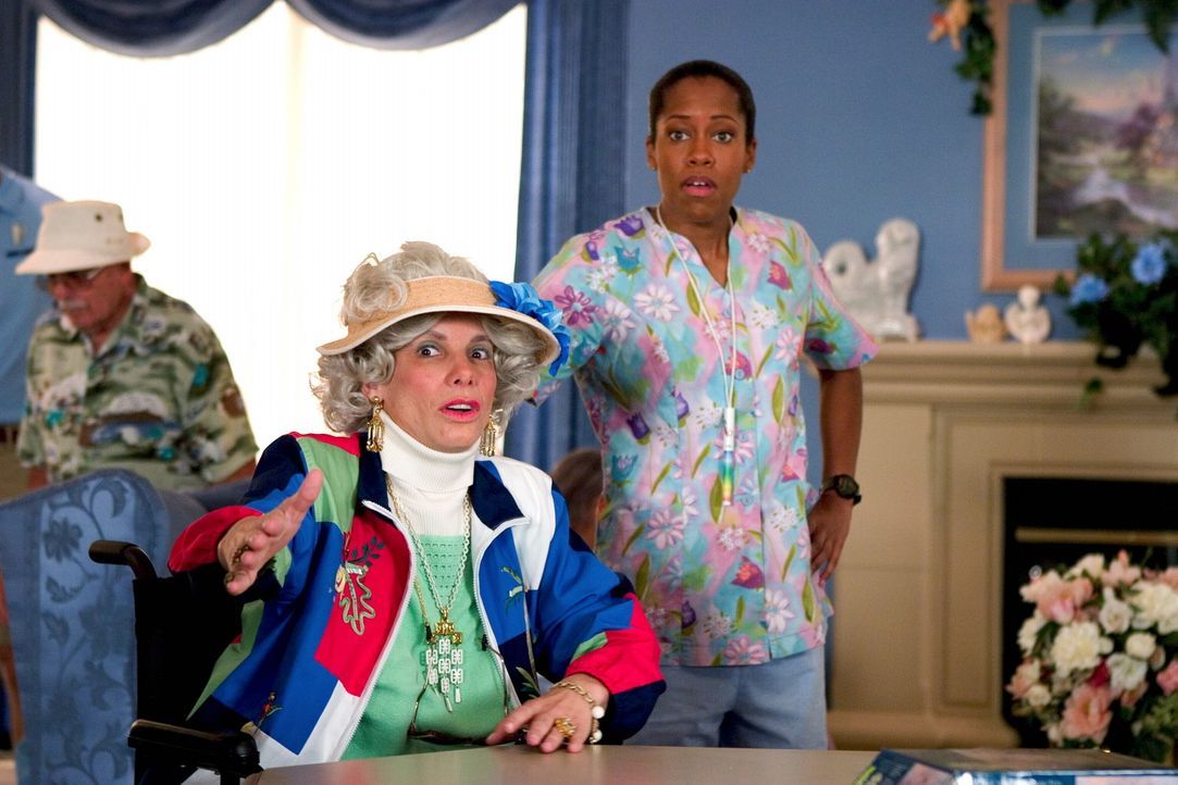 Agentin Sam Fuller (Regina King, r.) und Gracie Hart (Sandra Bullock, l.) im Undercover-Einsatz ... - Bildquelle: Warner Bros. Television