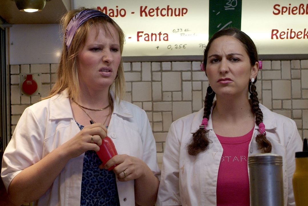 Die beiden Damen vom Grill müssen wohl noch viel lernen. Was sind überhaupt Fritten Rot/Weiß? (Nina Vorbrodt, l. und Shirin Soraya, r.) - Bildquelle: Sat.1