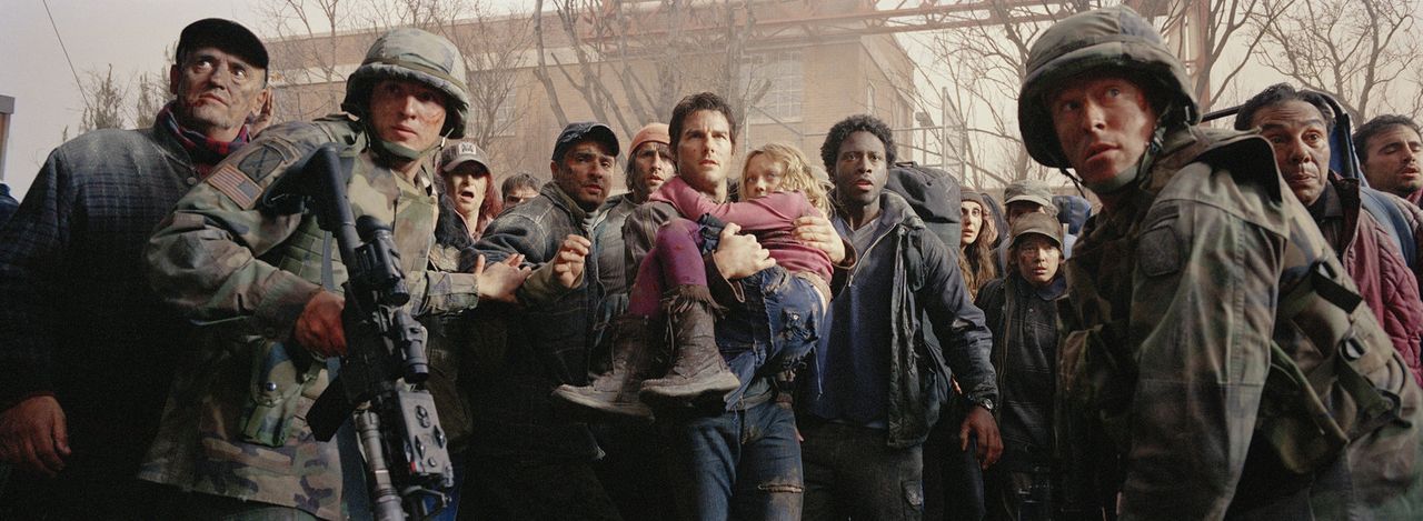 Mehr aus Pflichtbewusstsein als aus Liebe nimmt Ray Ferier (Tom Cruise, M. l.) an diesem Wochenende seine beiden Kinder (Dakota Fanning, M. r.) bei... - Bildquelle: 2004 Paramount Pictures All Rights Reserved.