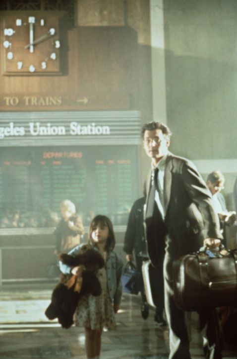 Kaum sind Gene Watson (Johnny Depp, r.) und seine sechs-jährige Tochter Lynn (Courtney Chase, l.) am Bahnhof von L. A. angelangt, wird das Mädchen... - Bildquelle: Paramount Pictures