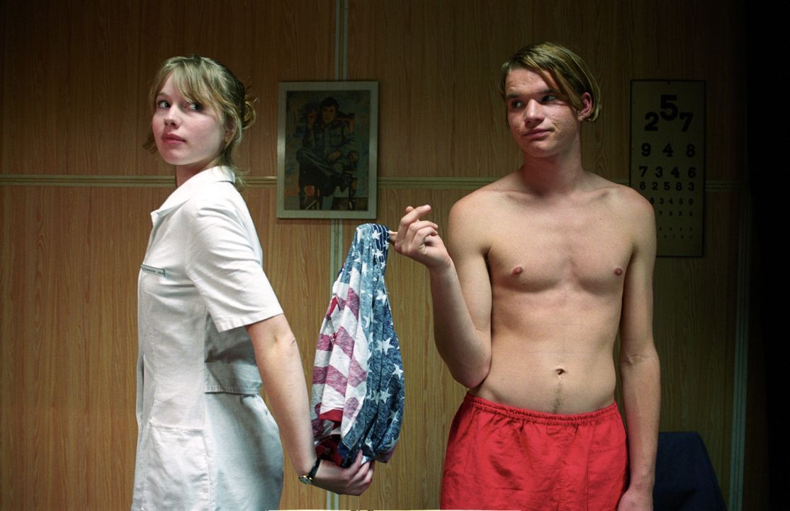 Tim (Tobias Schenke, r.) verliebt sich auf Anhieb in die hübsche und schlagfertige Krankenschwester Jana (Anna Brüggemann, l.). - Bildquelle: Akkord Film Produktion GmbH