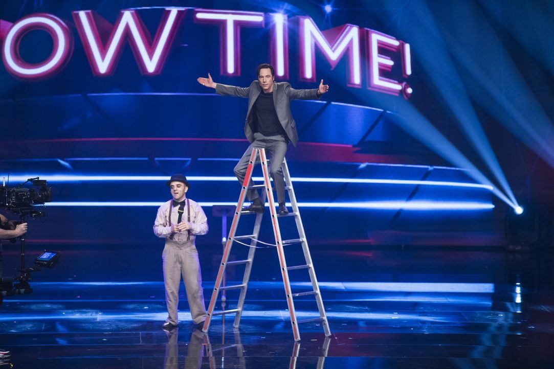 Michael Bully Herbig (l.) lässt sich vom Free Ladder Man (l.) zeigen, wie man richtig eine Leiter hochgeht ... - Bildquelle: Benedikt Müller SAT.1