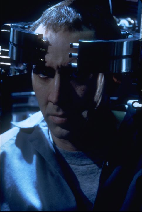 Kaum aus dem Koma erwacht, dreht Super-Terrorist Castor Troy (Nicolas Cage) den Spieß um. Er lässt sich seinerseits das Gesicht seines Erzfeindes,... - Bildquelle: Touchstone Pictures