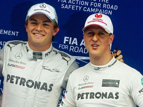 Zweite Pole seiner Karriere: Nico Rosberg freut sich mit Teamkollegen Michael Schumacher, der auf Platz 3 fährt.