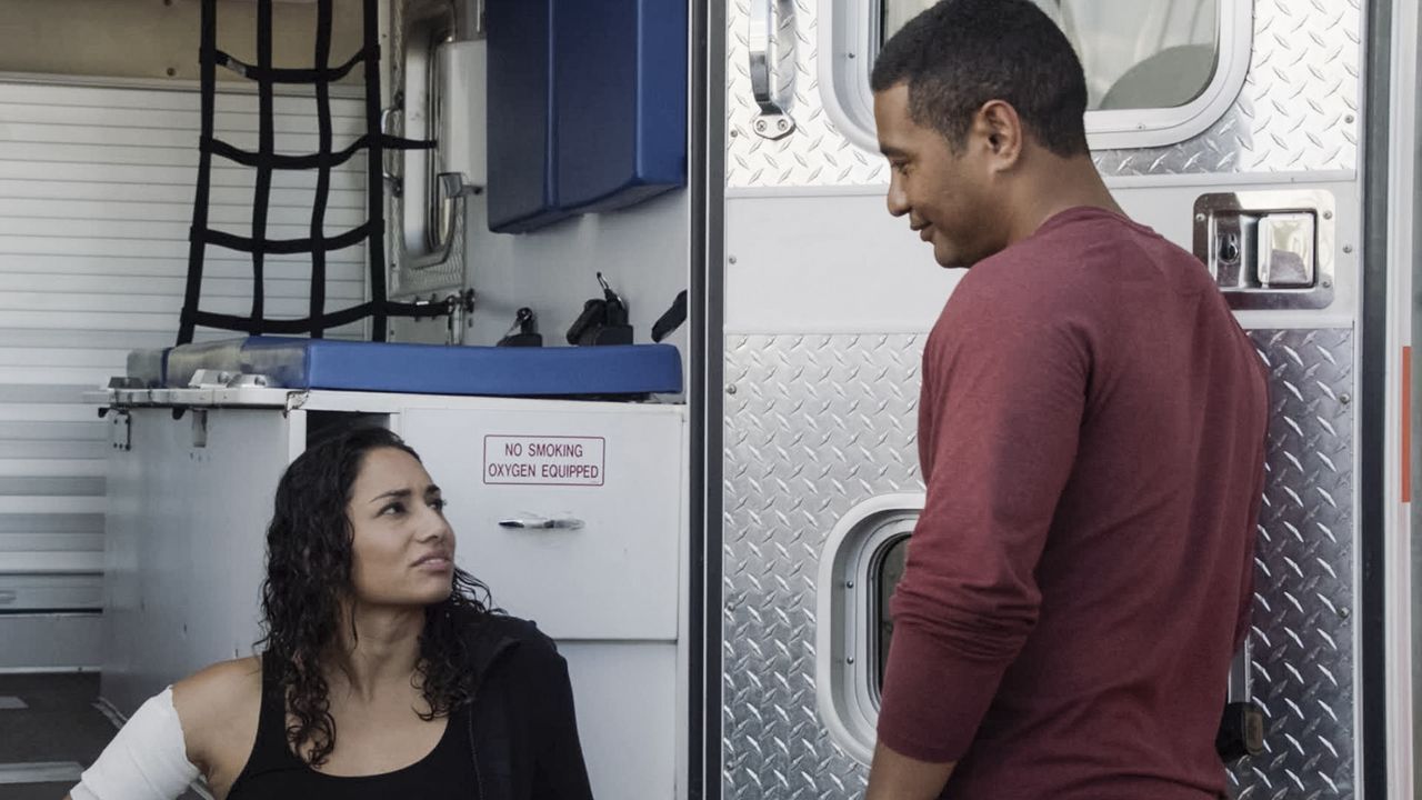 Tani Rey (Meaghan Rath, l.); Junior Reigns (Beulah Koale, r.) - Bildquelle: 2019 CBS Broadcasting, Inc. All Rights Reserved.