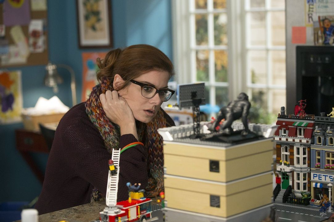 Während das Team in einem neuen Fall ermittelt, versucht sich Laura (Debra Messing) irgendwie davon zu lösen, um Vorbereitungen für eine Schulverans... - Bildquelle: Warner Bros. Entertainment, Inc.