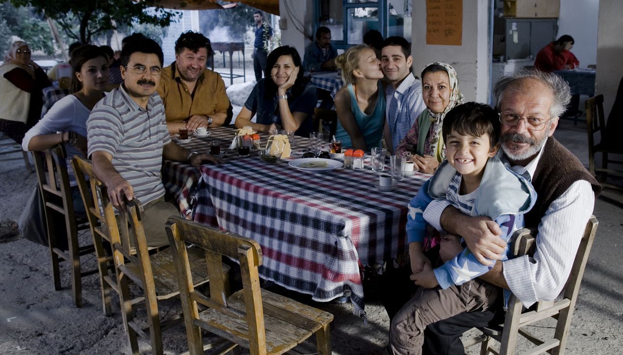 Für Familie Yilmaz beginnt eine Reise voller Erinnerungen, Streitereien und Versöhnungen - bis der Familienausflug eine unerwartete Wendung nimmt.... - Bildquelle: 2011 ROXY FILM GMBH