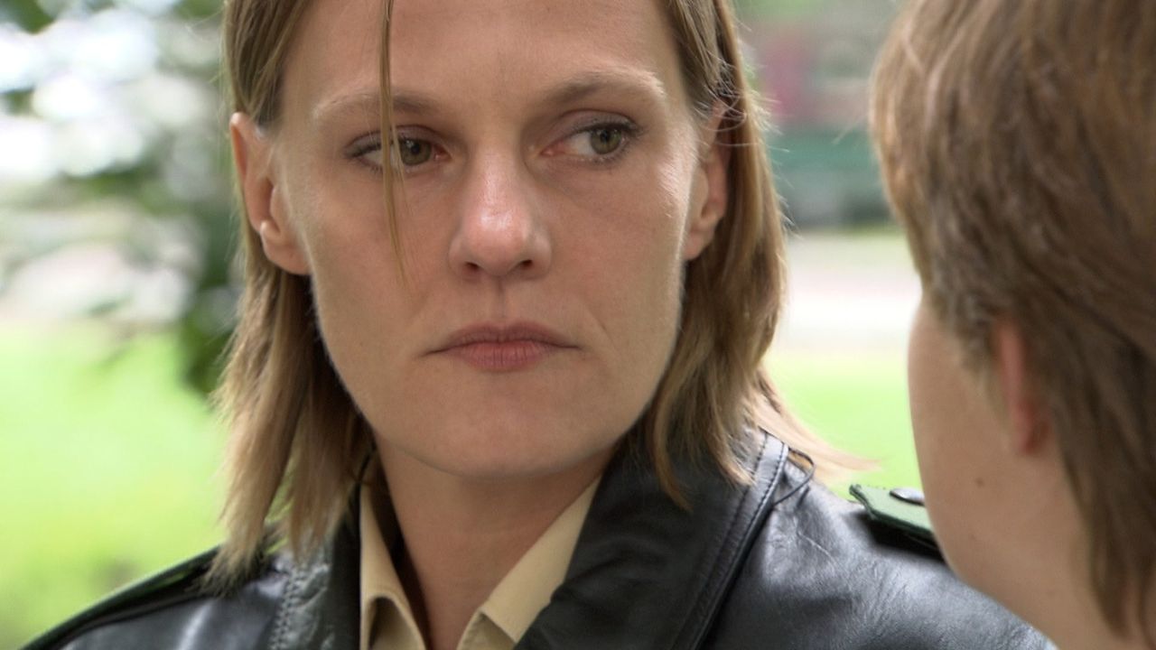 Die 27-jährige Lena Holl lebt in einem emotionalen Gefängnis. Die junge Polizeibeamtin ist lesbisch - doch geoutet hat sie sich bisher nur im engs... - Bildquelle: SAT.1
