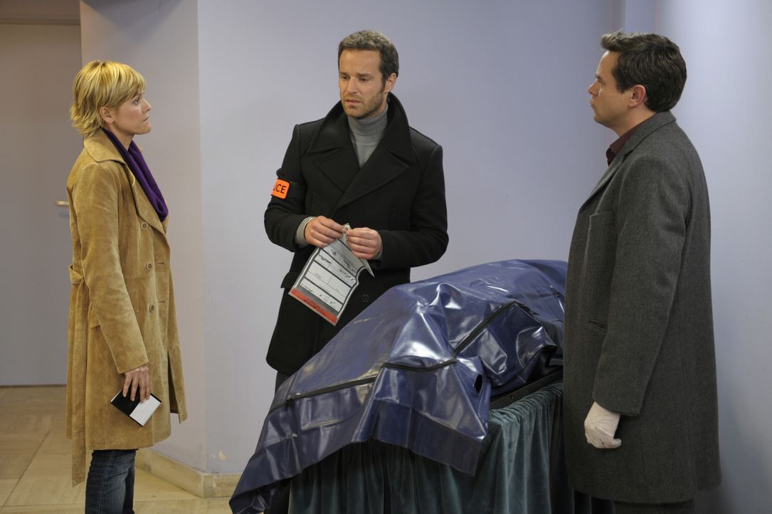 Als die Leiche einer Frau in einem fremden Sarg entdeckt wird, sind die Erfahrungen und Kenntnisse von Fred (Vanessa Valence, l.), Matthieu (Guillau... - Bildquelle: 2008 - Beaubourg Audiovisuel/BeFilms/RTBF (Télévision Belge)