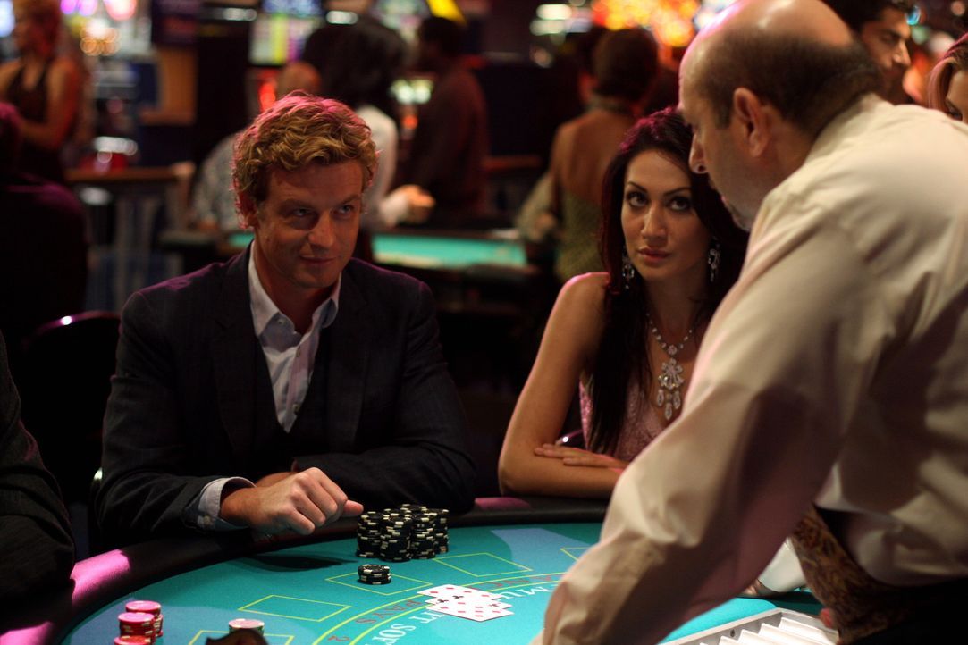 Um den neuen Fall zu klären, sieht sich Patrick Jane (Simon Baker, l.) etwas im Casino um ... - Bildquelle: Warner Bros. Television