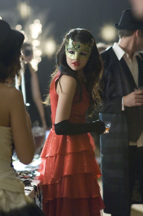 Obwohl es Mary (Selena Gomez) verboten wurde, geht sie zu dem Maskenball. Als Joey sie dort erblickt, verliert er sofort sein Herz. Doch bevor er si... - Bildquelle: Warner Brothers