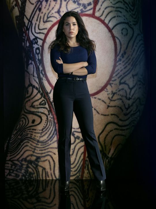 (2. Staffel) - Nicht nur Reed, sondern auch Agentin Tasha Zapata (Audrey Esparza) ist davon überzeugt, dass es ein Fehler ist, Jane zurück ins Team... - Bildquelle: Warner Brothers.