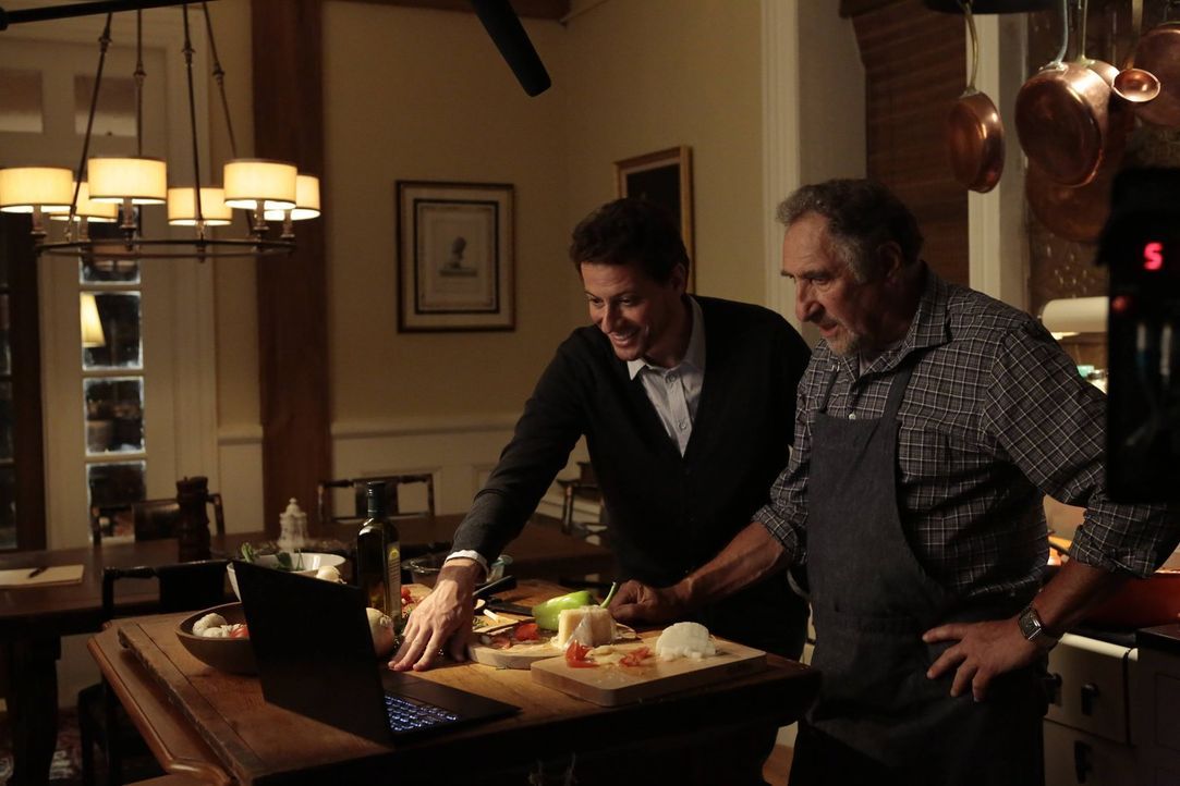 Beim Abendessen kommen Henry (Ioan Gruffudd, l.) und Abe (Judd Hirsch, r.) dem Mörder langsam näher ... - Bildquelle: Warner Brothers