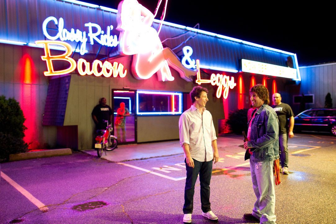 Sex, Drugs and Rock'n' Roll sind nicht gerade die Welt von Todd (Andy Samberg, l.). Doch zusammen mit seinem flippigen Chaos-Dad Donny (Adam Sandler... - Bildquelle: 2012 Columbia Pictures Industries, Inc. All Rights Reserved.