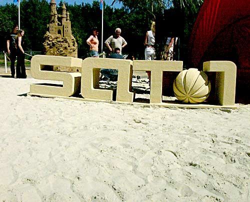 Britt auf der Langnese Sandworld - Bildquelle: Sat1